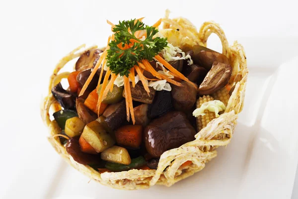 Hýbat-se smažil smíšené čínských kombinace ovoce & ořechy Taro hnízdě — Stock fotografie