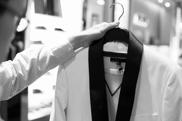 Mão segurando fome de camisa em compras — Fotografia de Stock