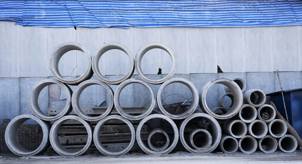 Tuyau de drainage en béton à l'extérieur de l'entrepôt — Photo