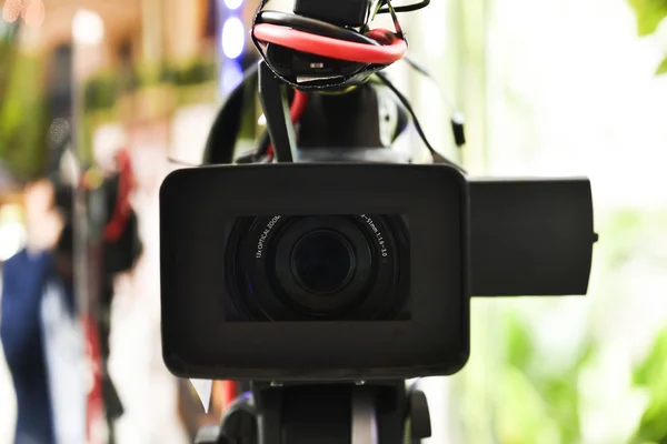 Câmera de vídeo profissional na localização.O foco está no Len — Fotografia de Stock