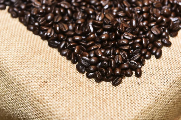 Grains de café sur le sac en tissu — Photo