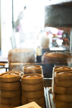 Geleneksel bambu vapurları içinde köfte pişirme