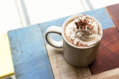 Krem şantili sıcak çikolata.