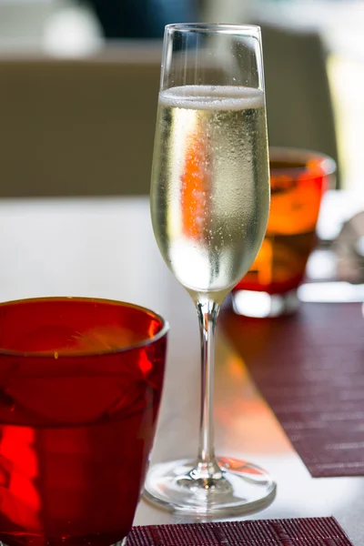 탁자 위에 놓인 샴페인 한 잔 — 스톡 사진