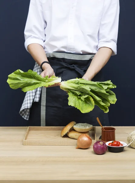 Szef kuchni przygotować warzyw do posiłków — Zdjęcie stockowe