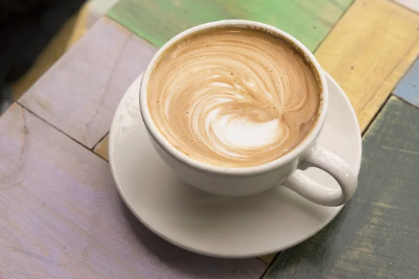 Bir Fincan Kahve Ahşap Masa Üzerinde Latte Sanatı — Stok fotoğraf