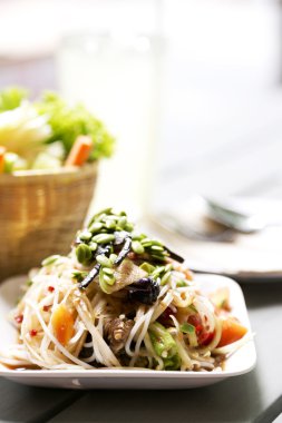 Tay sıcak ve baharatlı lezzetli çiğ papaya salatası ile karışık pirinç no