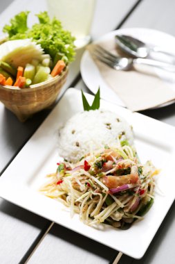 Sıcak ve baharatlı eşsiz tadı ile Tay lezzetli çiğ papaya salatası 