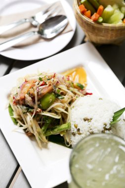 Sıcak ve baharatlı eşsiz tadı ile Tay lezzetli çiğ papaya salatası 