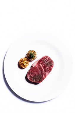 Taze çiğ mermer sığır eti biftek plaka üzerinde