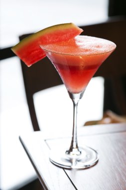 Karpuz kokteyl hizmet tablo üzerinde