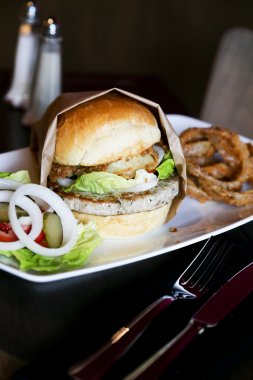 Plaka, lezzetli hamburger yakın çekim