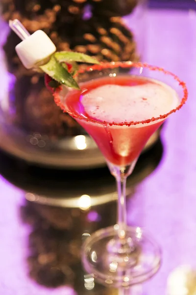 Röd färg cocktail tjäna på bord — Stockfoto