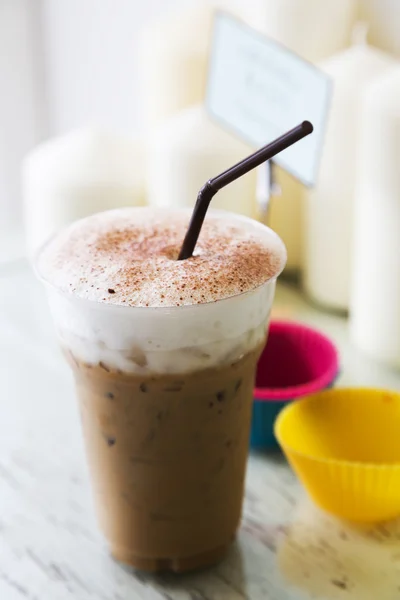 Café glacé avec mousse de lait sur la table — Photo