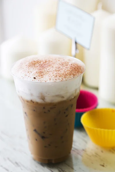 Café glacé avec mousse de lait sur la table — Photo