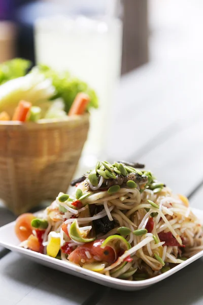 Tailandês quente e picante deliciosa salada de mamão cru misturado com arroz não — Fotografia de Stock