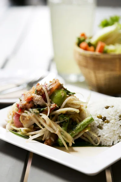 Tailandês deliciosa salada de mamão cru com sabor único quente e picante — Fotografia de Stock