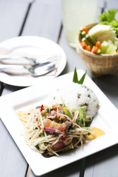 Tailandês deliciosa salada de mamão cru com sabor único quente e picante — Fotografia de Stock