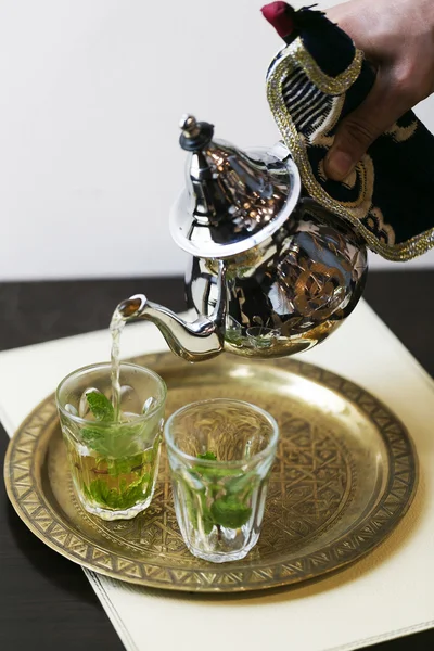 Té turco con auténtica taza de vidrio y hervidor de agua de té de metal — Foto de Stock