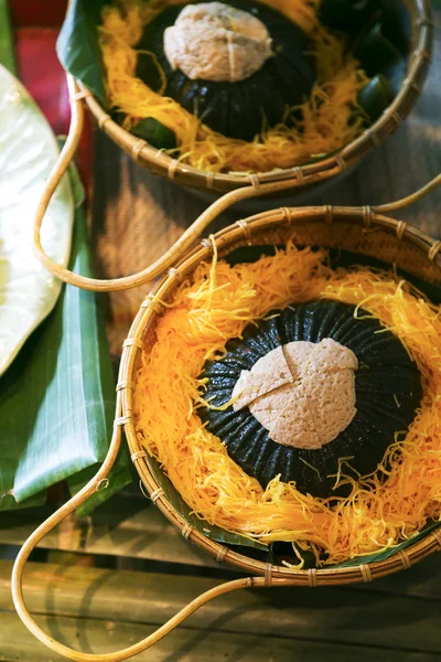 Искусственные тайские десерты из яиц, тыквы и кокосового молока — стоковое фото