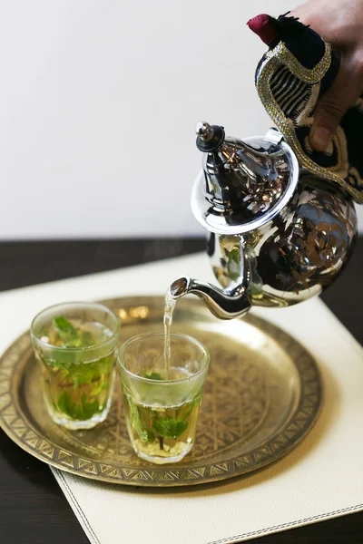 Турецкий чай с подлинной стеклянной чашкой и металлическим чайником — стоковое фото