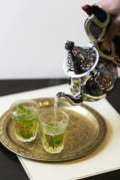 Té turco con auténtica taza de vidrio y hervidor de agua de té de metal — Foto de Stock