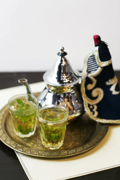 Турецкий чай с подлинной стеклянной чашкой и металлическим чайником — стоковое фото
