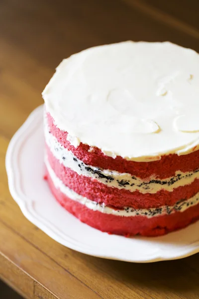 Bolo de veludo vermelho apetitoso na mesa de madeira — Fotografia de Stock