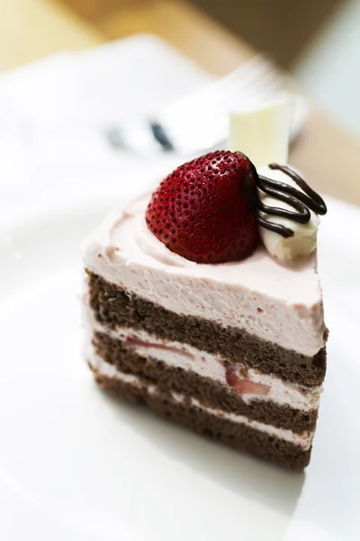 Delicioso pastel de fresa en el plato —  Fotos de Stock