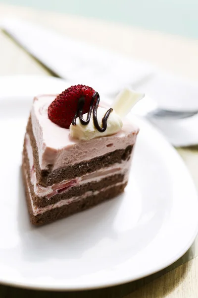 Delicioso bolo de morango no prato — Fotografia de Stock