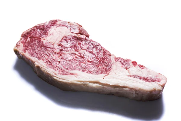 Bistecca di manzo cruda fresca sullo sfondo — Foto Stock