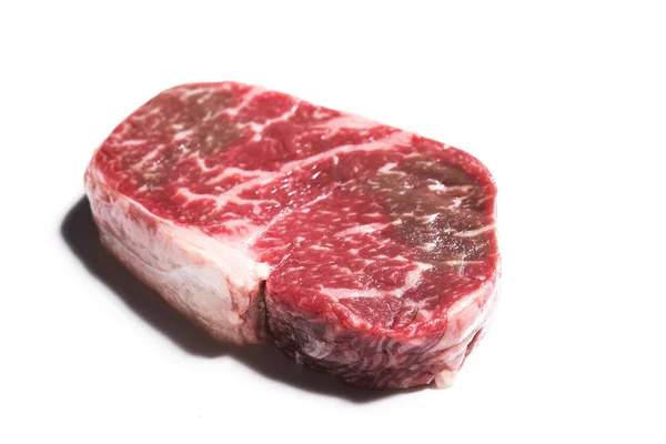 Bife de carne de mármore cru fresco no fundo — Fotografia de Stock