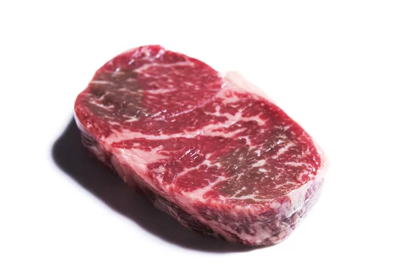 Arka plan üzerinde taze çiğ mermer sığır eti biftek — Stok fotoğraf