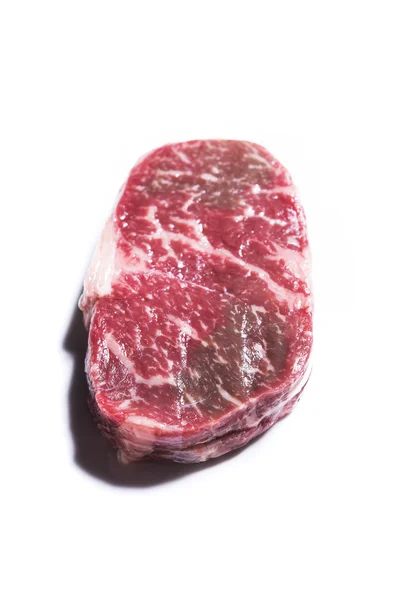 Bife de carne de mármore cru fresco no fundo — Fotografia de Stock