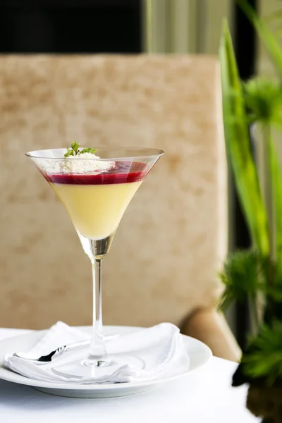 Nagerechten - Panna Cotta in cocktailglas op tafel — Stockfoto