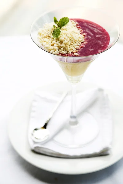 Desserter - Panna Cotta i cocktailglas på bord — Stockfoto