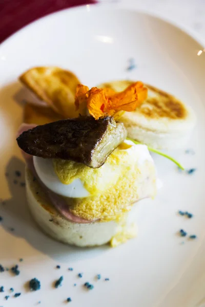 Foie gras encima del bagel de huevo para el desayuno —  Fotos de Stock