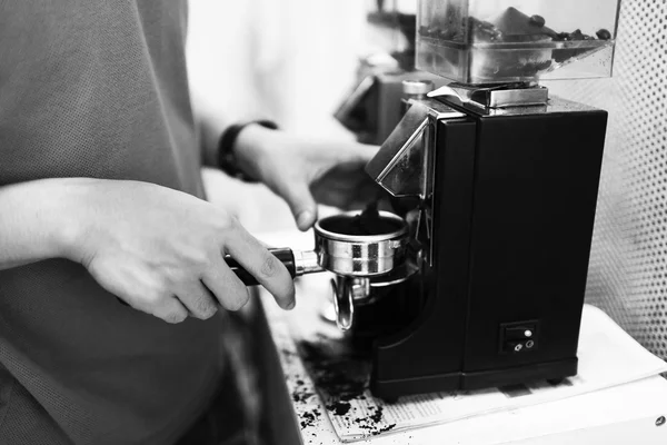 Mão preparando pó de café para adulteração em preto e branco — Fotografia de Stock