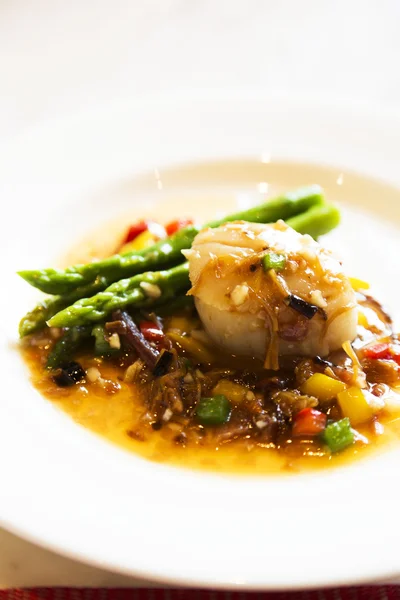 Delicious scallop with asparagus on plate — Stock Photo, Image