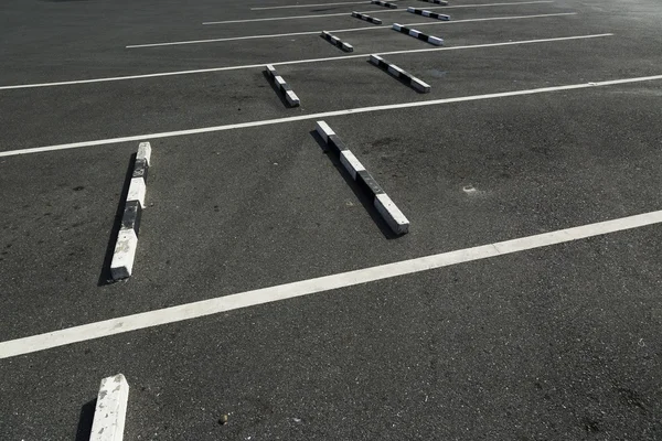 Parcheggio vuoto, Il confine concreto per il parcheggio di sicurezza — Foto Stock