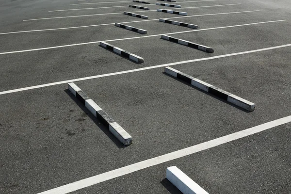 Lege parkeerplaats, de concrete grens voor veiligheid parkeren — Stockfoto