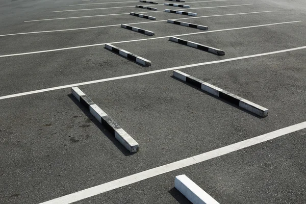 Parcheggio vuoto, Il confine concreto per il parcheggio di sicurezza — Foto Stock