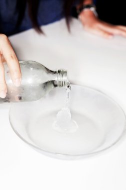 Soğuk su soğuk cam tabak içinde buz dönüp