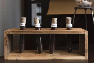 Kahve çekirdeği cam tüp içinde yer alan