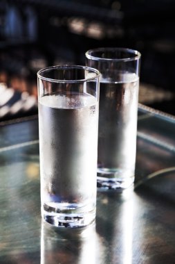 Cam masa üzerinde soğuk içme suyu