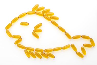 Arka plan üzerinde balık şeklinde oluşan balık yağı