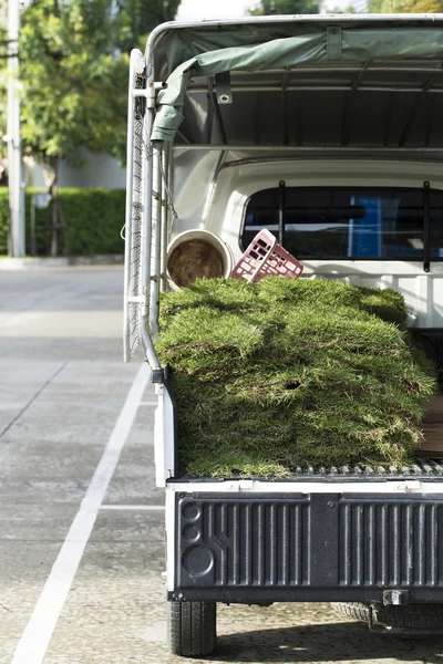 Gras gestapeld voor land decoratie op vrachtwagen — Stockfoto