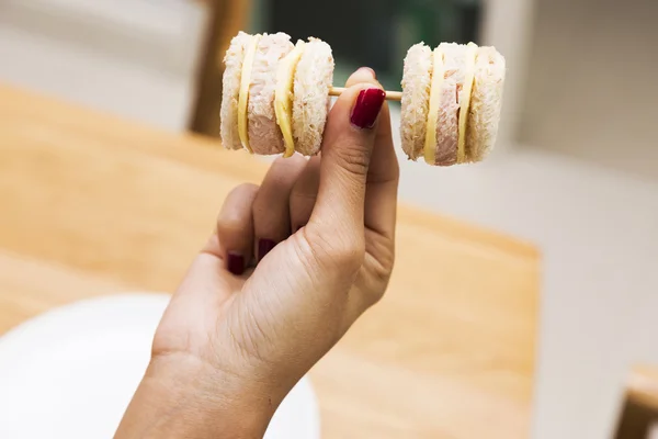 Controle de peso conceito-mão levantando mini sanduíches em haltere — Fotografia de Stock