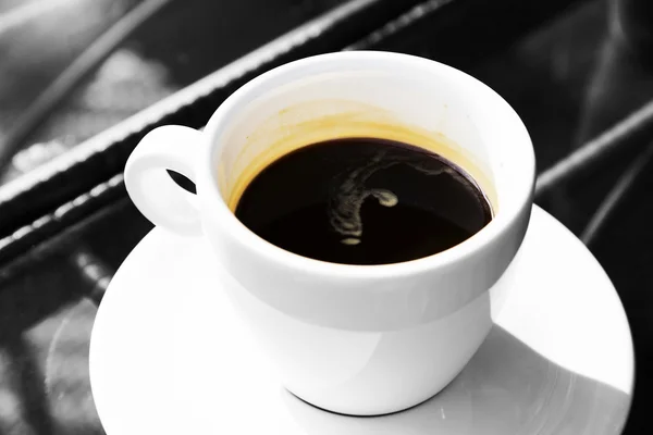 Espresso duplo em xícara na mesa de vidro — Fotografia de Stock
