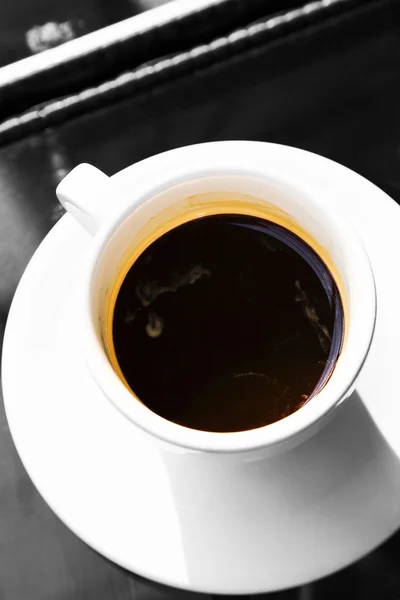 Espresso duplo em xícara na mesa de vidro — Fotografia de Stock